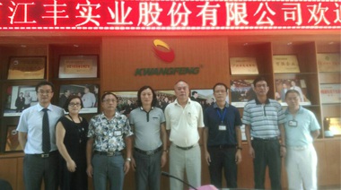 在香港，銷(xiāo)售每三只冰鮮雞就有兩只是江豐出品，但中國(guó)大陸的市場(chǎng)更大，這次找中擂合作就是要打開(kāi)家門(mén)口的市場(chǎng)。中擂團(tuán)隊(duì)開(kāi)局便簽約虎艷芬作江豐代言，我們對(duì)接下來(lái)的合作充滿(mǎn)信心。